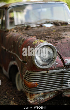 Alte Opel Scheinwerfer am Auto Schrottplatz in Ylöjärvi, ländliche Finnland Stockfoto