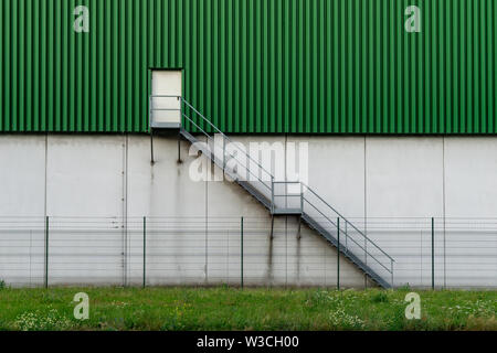 Grüne Wand von Gebäude - Treppe und Tür-Konzept Bild Stockfoto