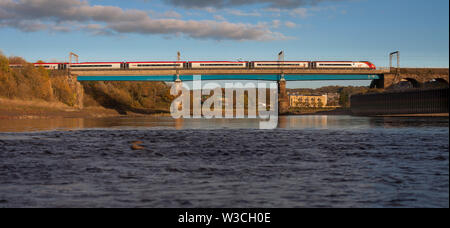 Virgin Trains Pendolino Bahnübergang der Carlisle Brücke Viadukt über den Fluss Lune im Lancaster auf der West Coast Mainline Stockfoto