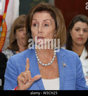 Nancy Pelosi 2015 Foto von JR Davis/CelebrityArchaeology.com Stockfoto