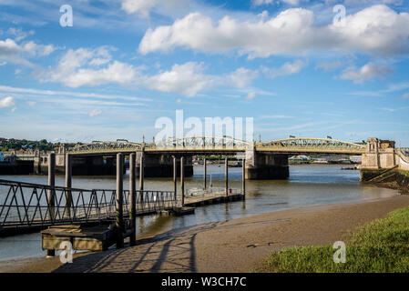 Rochester Bridge - alte viktorianische Brücke über den Fluss Medway, Rochester, Kent, England, Großbritannien Stockfoto