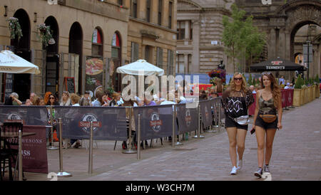 Glasgow, Schottland, Großbritannien, 14. Juli 2019. UK Wetter sah die Rückkehr des Sommers in und in der Nähe von George Square als einheimischen Mittagessen gegessen und das Gras immer ein Favorit für Touristen. Credit: Gerard Fähre / alamy Leben Nachrichten Stockfoto