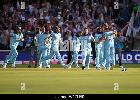 London, Großbritannien. 14. Juli 2019. ICC Cricket World Cup Final, England und Neuseeland; England feiern wie Sie die Cricket-weltmeisterschaft Credit: Aktion Plus Sport Bilder/Alamy Live News win Stockfoto
