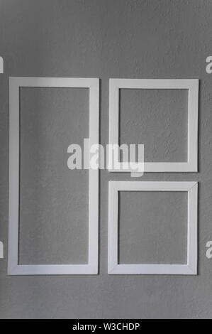 In der Nähe von drei weißen Bilderrahmen auf grauen Hintergrund Stockfoto