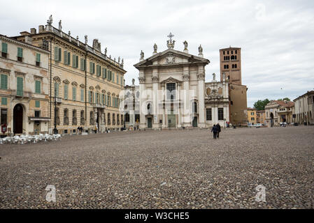 Dom und Palazzo Bianchi auf sordello Square in Mantua, Italien. Stockfoto