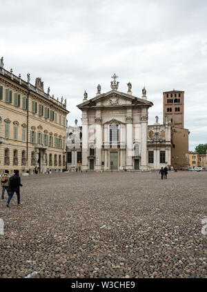 Dom und Palazzo Bianchi auf sordello Square in Mantua, Italien. Stockfoto