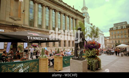 Glasgow, Schottland, Großbritannien, 14. Juli 2019. UK Wetter sah die Rückkehr des Sommers in und in der Nähe von George Square als einheimischen Mittagessen gegessen und das Gras immer ein Favorit für Touristen. Credit: Gerard Fähre / alamy Leben Nachrichten Stockfoto