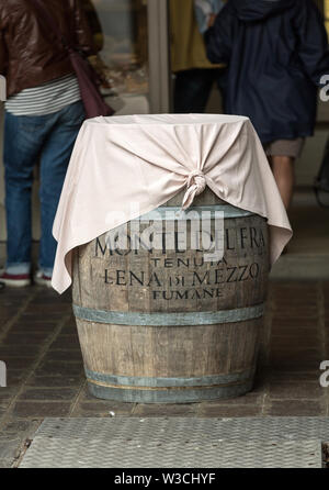 Fässer für Wein als Tabelle in Mantua verwendet. Italien Stockfoto