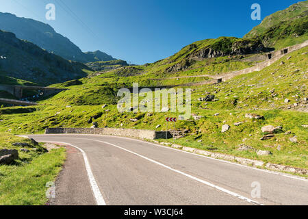 Transfagarasan die schönste Straße in Rumänien. erstaunlich Transport Landschaften Sommermorgen. Strahlend blauer Himmel und einige Dunst auf dem entfernten Mount Stockfoto