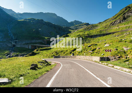 Transfagarasan die schönste Straße in Rumänien. erstaunlich Transport Landschaften Sommermorgen. Strahlend blauer Himmel und einige Dunst auf dem entfernten Mount Stockfoto