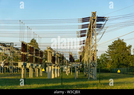 Elektrische Leitung in einem Feld - Spannung Transformation der Unterstation Stockfoto