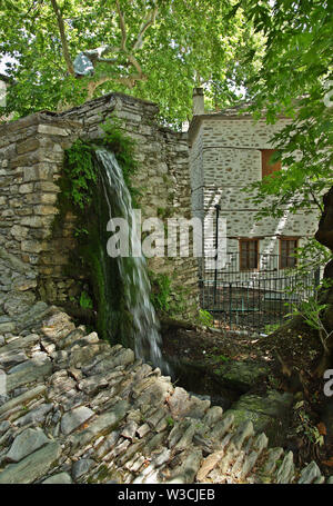 Makrinitsa Dorf, in Pilion Berg, in der Region Thessalien, Griechenland. Makrinitsa ist eines der malerischsten Dörfer in Griechenland. Stockfoto