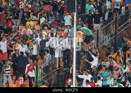 Kairo, Ägypten. 14. Juli, 2019. Fans versuchen das Stadion fens während der 2019 Afrika Cup Halbfinale Fußball Match zwischen Algerien und Nigeria im Cairo International Stadium zu überqueren. Credit: Oliver Weiken/dpa/Alamy leben Nachrichten Stockfoto