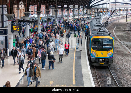 Fahrgäste an der York railway station Verlassen eine erste Transpennine Express Zug von Laufen nach Newcastle Manchester Airport. Firstgroup Passagiere Stockfoto