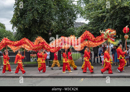 Edinburgh, Schottland, Großbritannien. 14. Juli, 2019. Darsteller in das Edinburgh Festival Karneval mit Musikern, Tänzern, Zirkusvorstellungen, Akrobaten, Puppenspiel, chinesische Drachen und Straßentheater aus vielen Ländern der Welt. Die Parade gereist hinunter den Hügel und entlang dem westlichen Ende der Princes Street mit Performances an der Ross Musikpavillon im Princes Street Gardens. Credit: Skully/Alamy leben Nachrichten Stockfoto