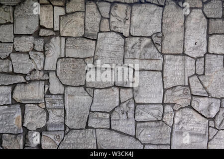 Wand aus Friedhof Fragmente, in der remuh/Remah Friedhof in der Szeroka Straße in Kazimierz, dem historischen jüdischen Viertel von Krakau, Polen. Stockfoto