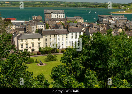 Youghal City mit Blick auf die River Blackwater Bay, von den Stadtmauern im Raleigh Quarter, Youghal, County Cork, Irland. Stockfoto