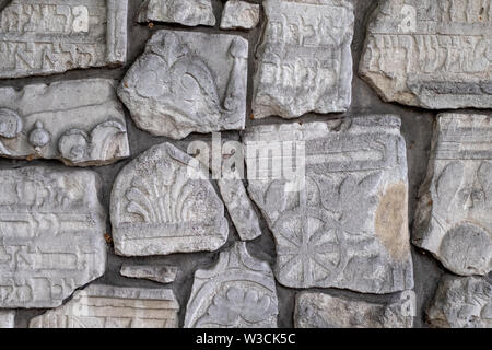 Wand aus Friedhof Fragmente, in der remuh/Remah Friedhof in der Szeroka Straße in Kazimierz, dem historischen jüdischen Viertel von Krakau, Polen. Stockfoto