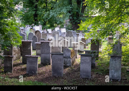 Grabsteine an der Kleinen stillgelegten/Remah Remuh Friedhof in der Szeroka Straße in Kazimierz, dem historischen jüdischen Viertel von Krakau, Polen Stockfoto