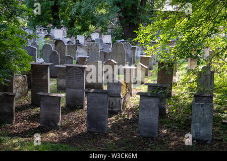 Grabsteine an der Kleinen stillgelegten/Remah Remuh Friedhof in der Szeroka Straße in Kazimierz, dem historischen jüdischen Viertel von Krakau, Polen. Stockfoto