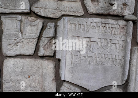 Wand aus Friedhof Fragmente, in der remuh/Remah Friedhof in der Szeroka Straße in Kazimierz, dem historischen jüdischen Viertel von Krakau, Polen. Stockfoto