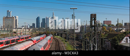 Wolkenkratzer und die Bahn Luftbild von Frankfurt am Main Hauptbahnhof Stockfoto