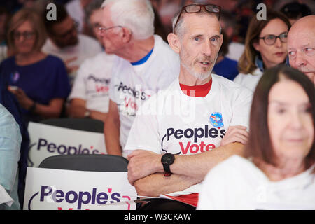 Uxbridge, London, UK. 14. Juli 2019. Die Zuschauer warten auf den Lautsprecher an der Abstimmung Rallye in Uxbridge. Quelle: Thomas Bowles/Alamy leben Nachrichten Stockfoto