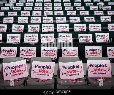 Uxbridge, London, UK. 14. Juli 2019. People's Stimme Zeichen auf leere Stühle vor die Volksabstimmung Rallye in Uxbridge. Quelle: Thomas Bowles/Alamy leben Nachrichten Stockfoto
