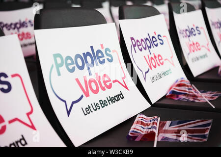 Uxbridge, London, UK. 14. Juli 2019. People's Stimme Zeichen auf leere Stühle vor die Volksabstimmung Rallye in Uxbridge. Quelle: Thomas Bowles/Alamy leben Nachrichten Stockfoto
