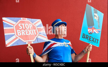 Uxbridge, London, UK. 14. Juli 2019. Steve Bray, der gekämpft hat Artikel 50, außerhalb des Volkes Stimme Rallye in Uxbridge zu widerrufen. Quelle: Thomas Bowles/Alamy leben Nachrichten Stockfoto