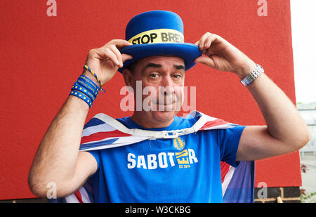 Uxbridge, London, UK. 14. Juli 2019. Steve Bray, der gekämpft hat Artikel 50, außerhalb des Volkes Stimme Rallye in Uxbridge zu widerrufen. Quelle: Thomas Bowles/Alamy leben Nachrichten Stockfoto