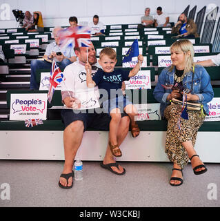 Uxbridge, London, UK. 14. Juli 2019. Die Zuschauer warten auf den Lautsprecher an der Abstimmung Rallye in Uxbridge. Quelle: Thomas Bowles/Alamy leben Nachrichten Stockfoto