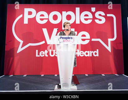 Uxbridge, London, UK. 14. Juli 2019. Emily Thornberry, Schatten, Staatssekretär für auswärtige Angelegenheiten und Angelegenheiten des Commonwealth, in einer Rede vor der Abstimmung Rallye in Uxbridge. Quelle: Thomas Bowles/Alamy leben Nachrichten Stockfoto