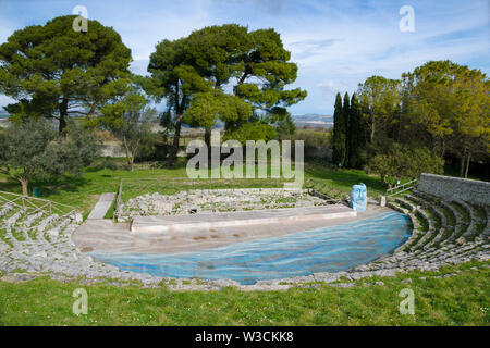 PALAZZOLO ACREIDE, in der Nähe von Siracusa, Sizilien, Italien. 31. Dezember 2018. Die gut erhaltene Beispiel einer klassischen griechischen amphitheateris nur eine von teh Seve Stockfoto