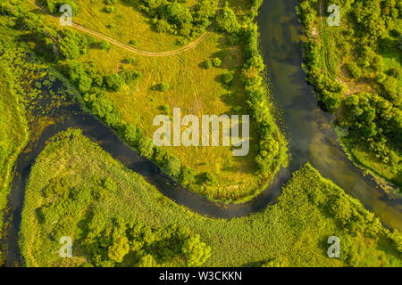 Ansicht von oben an der Biegung des Flusses in der Form des Schreibens mu im griechischen Alphabet. Stockfoto