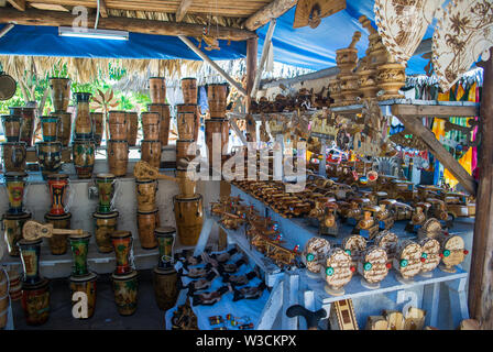 Matanzas, Varadero - Kuba/11. Oktober 2011, Stall mit schönen hölzernen handgefertigte Souvenirs aus Kuba Stockfoto