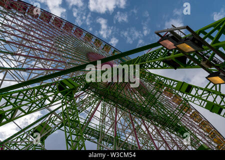 Ein Regenbogen farbige Riesenrad auf der Feria de Abril in Sevilla, Spanien an einem bewölkten Tag Stockfoto