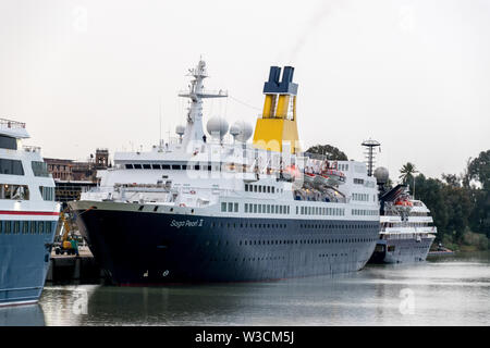 Die Saga Pearl II angedockt in Sevilla, Spanien während der Feria de Abril Stockfoto