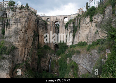 Puente Nuevo Eine der spektakulärsten Brücken in Spanien erstreckt sich über eine schmale Schlucht, die der Stadt Ronda teilt. Stockfoto