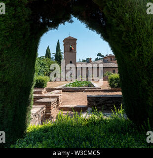 Eine Hecke Rahmen um das Parador Granada, Spanien Stockfoto