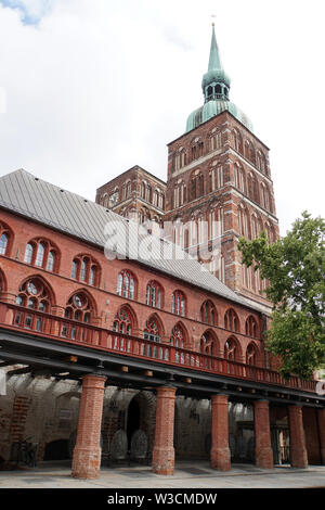 Gotische St. Nikolai Kirche, Nikolaikirche, im Vordergrund das historische Rathaus, Hansestadt Stralsund, Mecklenburg-Vorpommern, Deutschland Stockfoto