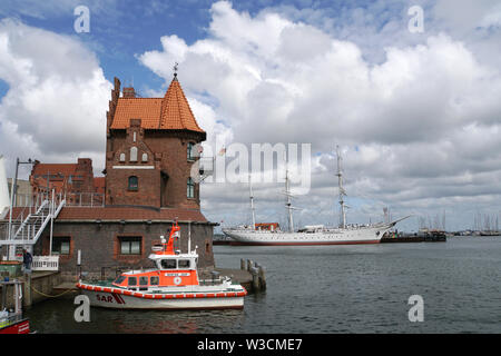 Lotsenhaus am Hafen im Hintergrund Museumsschiff Gorch Fock, Hansestadt Stralsund, Mecklenburg-Vorpommern, Deutschland Stockfoto