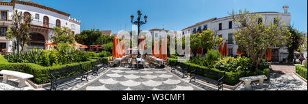 Plaza de los Naranjos (Plaza der Orangen) in Marbella mit Restaurants, Geschäften und einem Brunnen von Orangenbäumen umgeben. Stockfoto