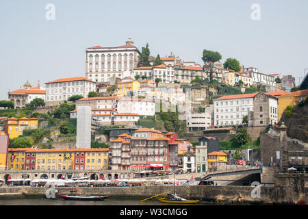 Einen Panoramablick auf die Skyline von Porto, Portugal Stockfoto