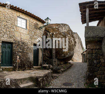 Die engen Gassen und rustikale Häuser des Dorfes von Monsanto, Portugal Stockfoto