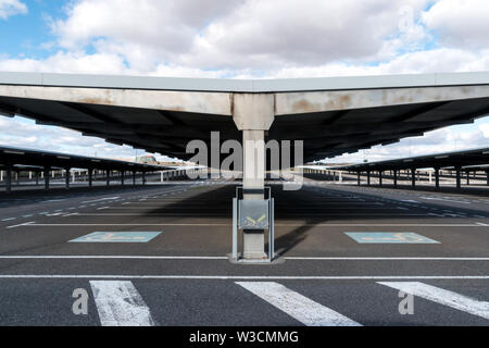 Die leeren Parkplatz von Ciudad Real Central Flughafen, einem geschlossenen Flughafen von Ciudad Real, Spanien Stockfoto