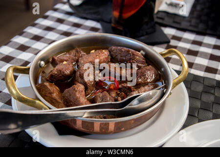 Geschmorter Rindergulasch in einem Kupfer pot Stockfoto