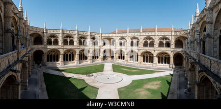 Blick auf den Innenhof des Hieronymus-Kloster in Lissabon, Portugal Stockfoto