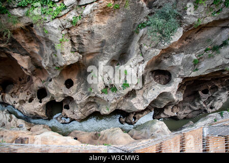 Ein kleiner Teil der El Caminito del Rey in Málaga, Spanien ist ein Gehweg festgesteckt entlang der steilen Wände einer engen Schlucht in El Chorro Stockfoto