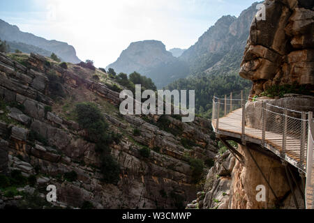 Ein kleiner Teil der El Caminito del Rey in Málaga, Spanien ist ein Gehweg festgesteckt entlang der steilen Wände einer engen Schlucht in El Chorro Stockfoto